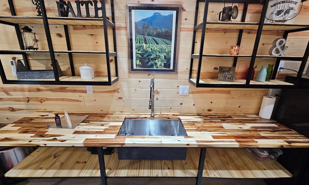 Bluewell Cabin | Cozy 2-bedroom cabin in enchanting Bluefield with AC Sleep 7 people