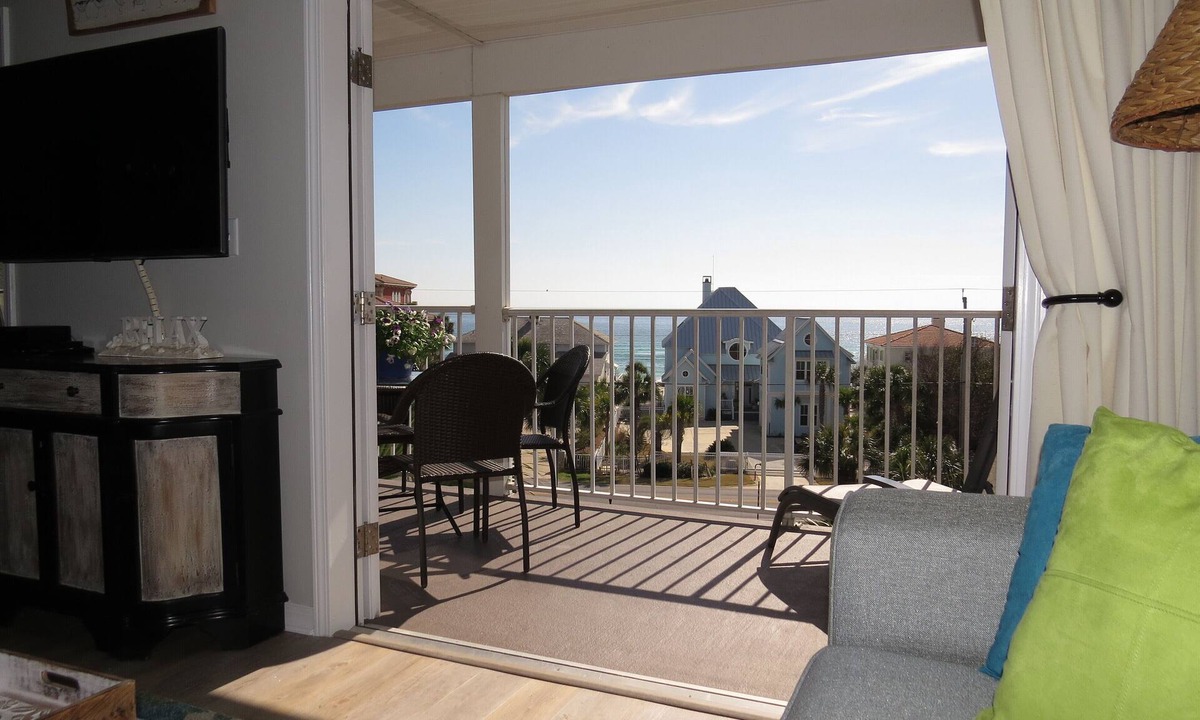 Gulf Place Condo | Cozy 4th Floor 2 BR/2 BA Condo in Gulf Place. Awesome view. Netflix included.
