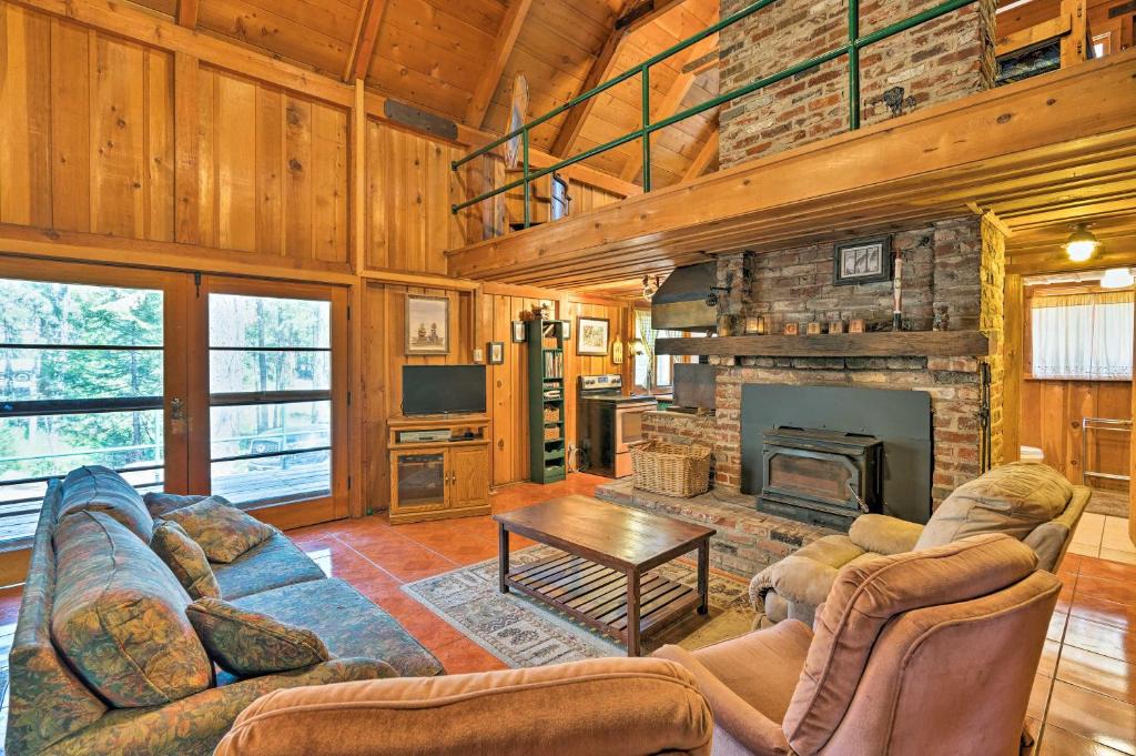West Village House | Cozy Choice Wood Cabin- 5 Minutes from Shaver Lake