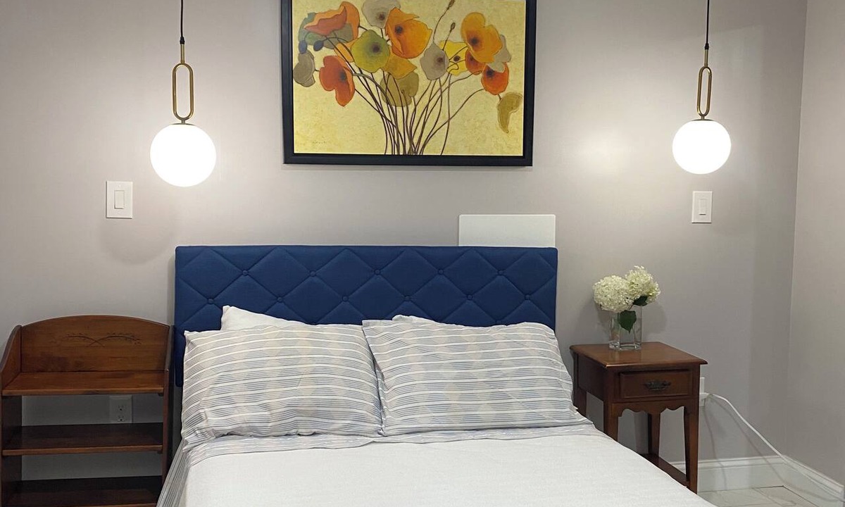 New London Apartment | Cozy Comfortable 1-Bedroom Stay in Beautiful New London/Couples & Solo Traveler