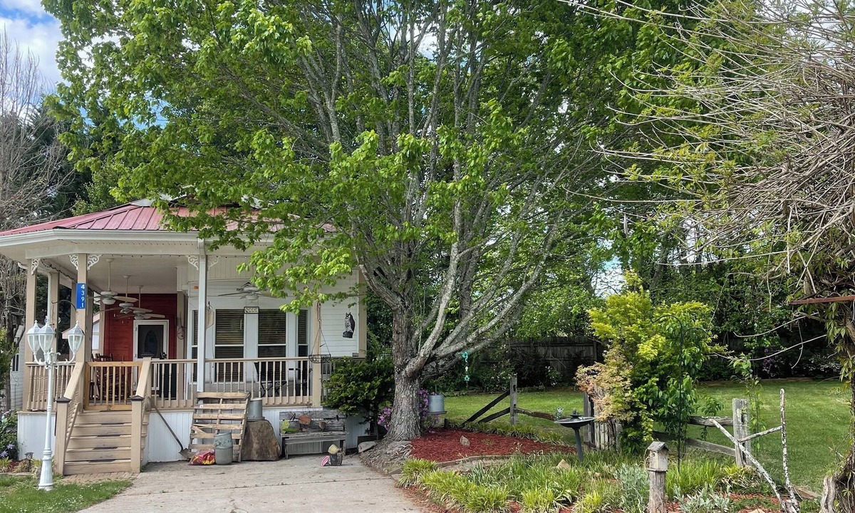 Hiawassee House | Cozy corner getaway in the mountains-Minutes away from Helen,GA/GA Mt Fairground