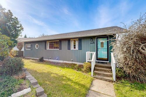 Reedsport House | Cozy family-friendly home with game room valley views private hot tub grill