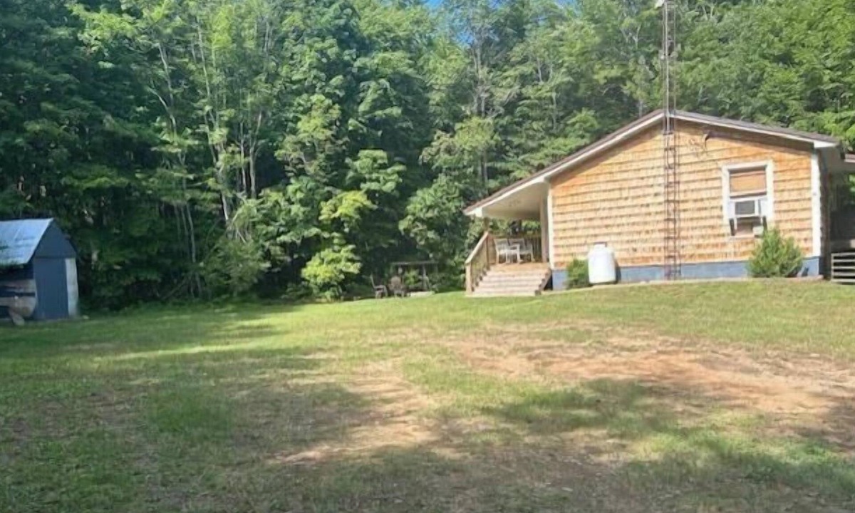 Munising Cabin | Crossover Cabin is ready for your outdoor adventure! Perfect for snowmobilers!