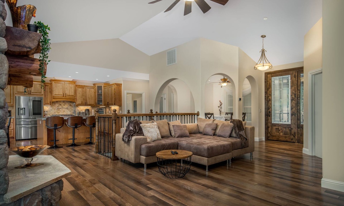 Groveland House | Custom-Built Yosemite Cabin: Lake Activities, Golf Views, Games, 3 Decks, BBQ