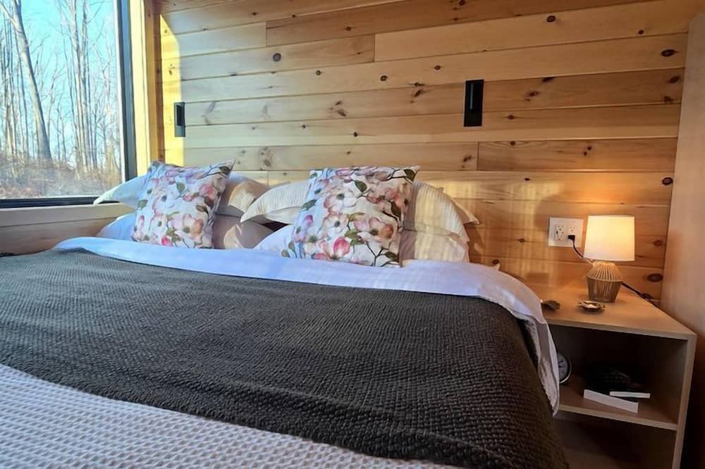 Quakertown Cabin | Dogwood: Modern Woodland Studio Pod Tiny Home with Private 300-Acre Forest near Quakertown Pennsylvania