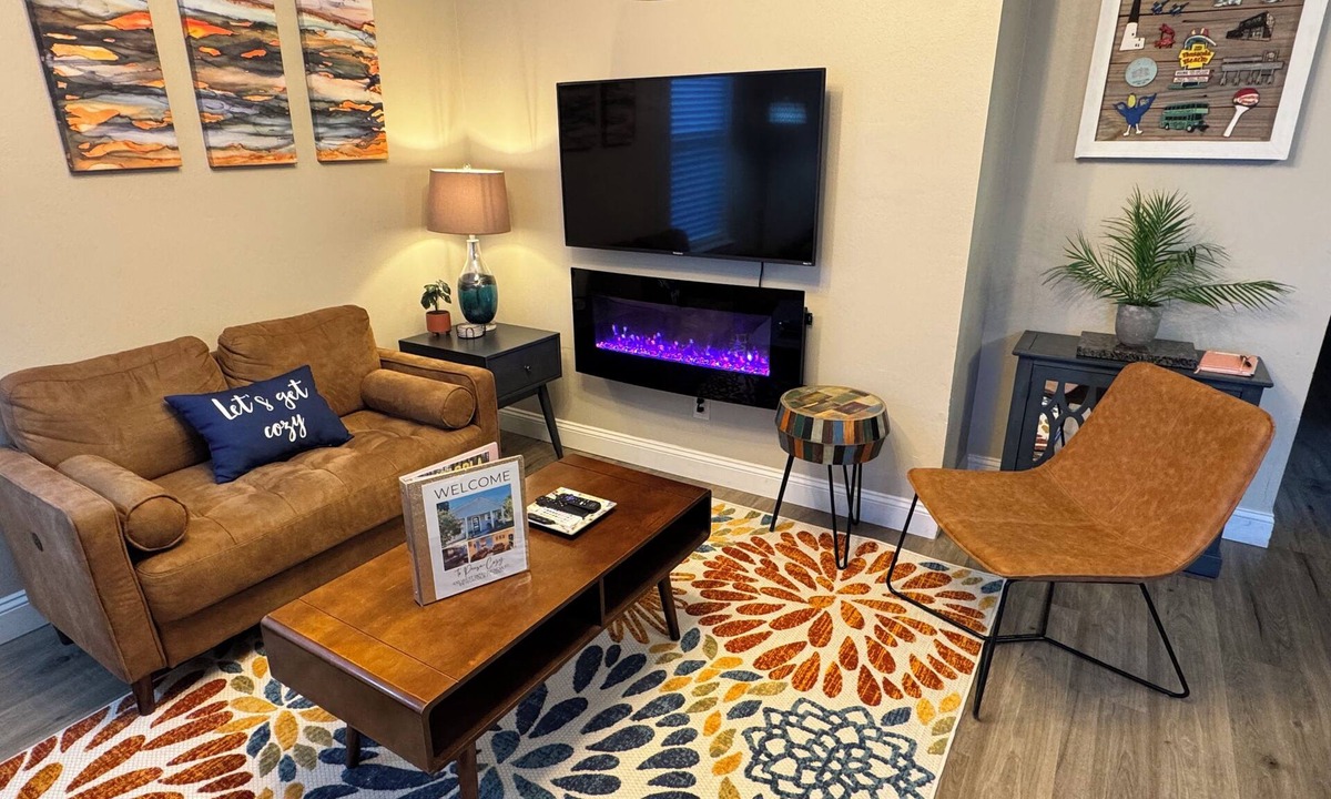 Downtown House | Downtown bungalow, pet friendly, fenced yrd, walk to restaurants, parades & bay!