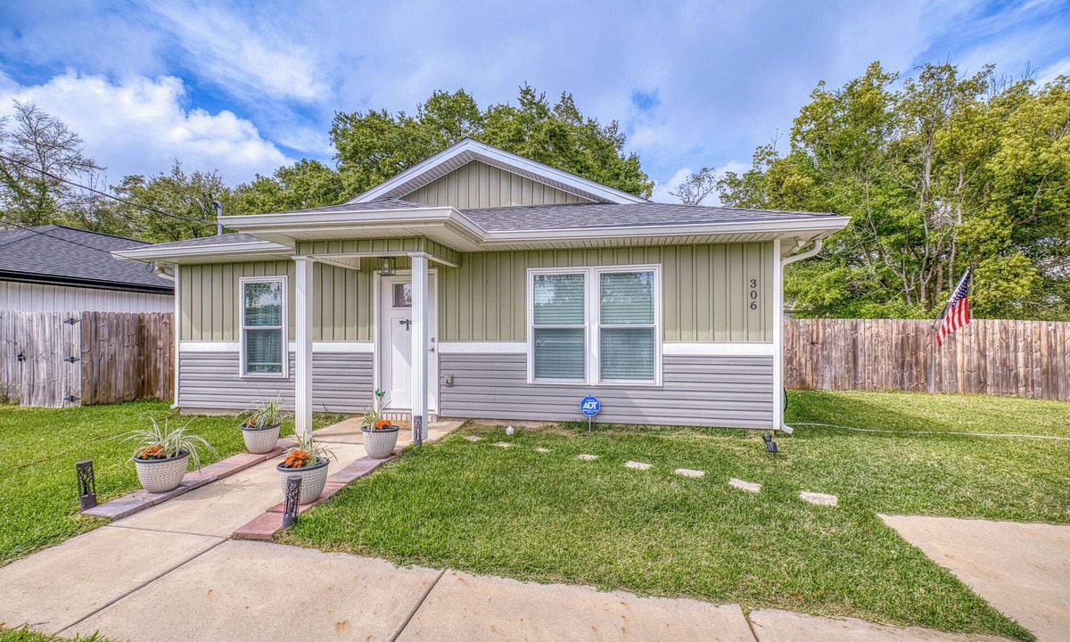 West Pensacola House | Dragonfly Nest Upscale Home Pensacola Beach 9 miles, Public Golf course 1 mile