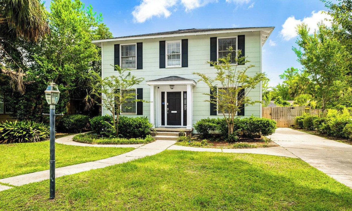 Southeast Pensacola House | East Hill Manor Large Double Apartment Villa