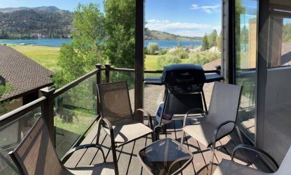 June Lake Condo | Edgewater #4 NEWLY RENOVATED! “GARAGE PARKING“ EN-SUITE KING SIZE BED