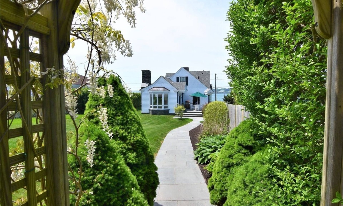 Easton's Point Cottage | Elegant beach cottage overlooking Easton's Beach within 2 miles to Newport, RI