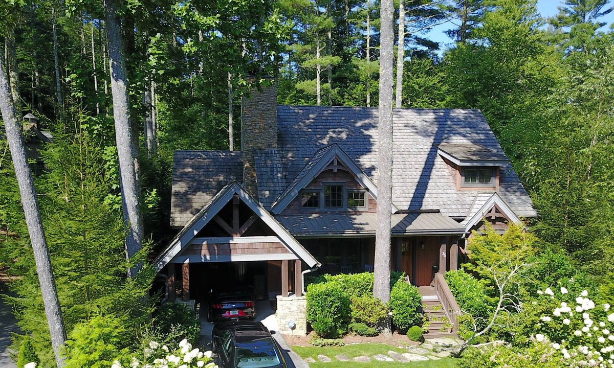 Mirror Lake House | Elegantly Comfortable Home - One Mile From Main Street Highlands