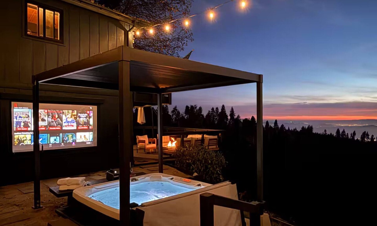 Running Springs Cabin | Epic Views + Movies at the spa and outdoor fireplace