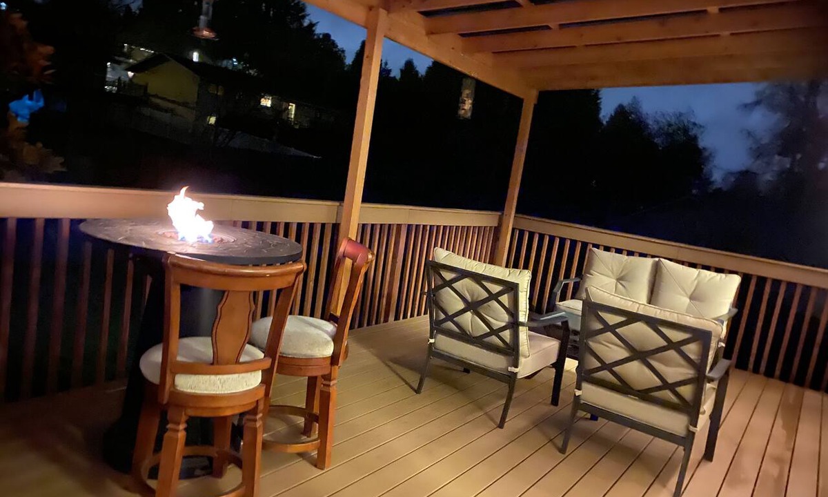 West Linn House | Extended Stay Walk to Restaurants Cafés & Food Carts Patio Large Yard Pet