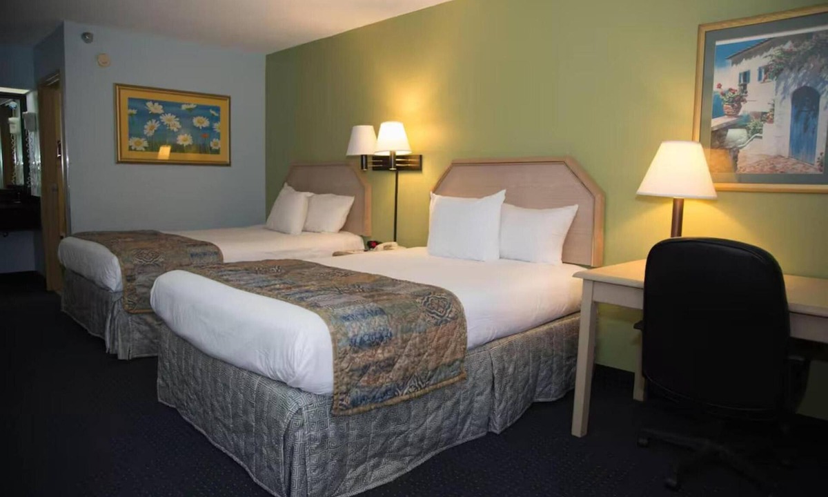 Mary Esther Hotel | Family Room near Gulfarium Marine Adventure Park | Free Onsite Parking!