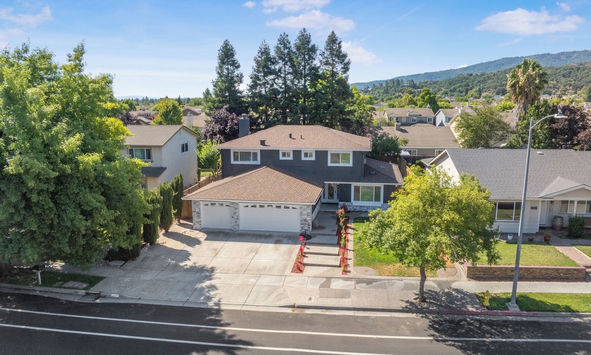 Gilroy House | Fantastic 5-bedroom house with a pool in the center of Gilroy