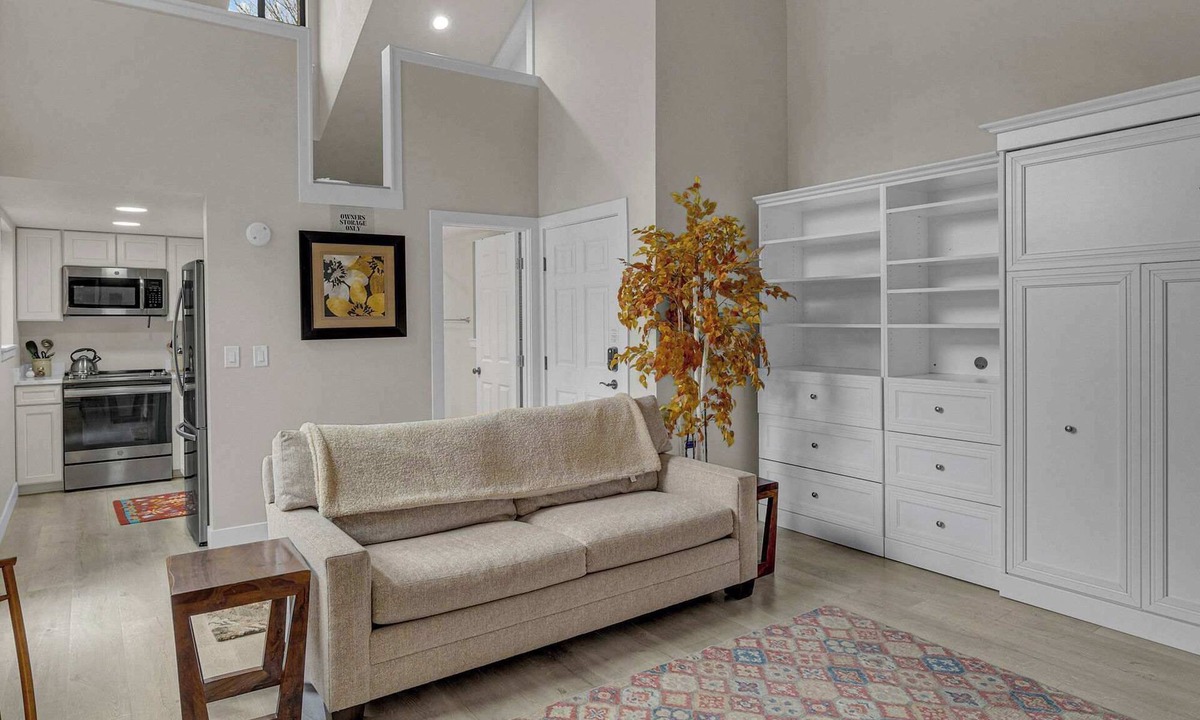 Sunriver Apartment | Fireplace, kitchen, queen bed, great location