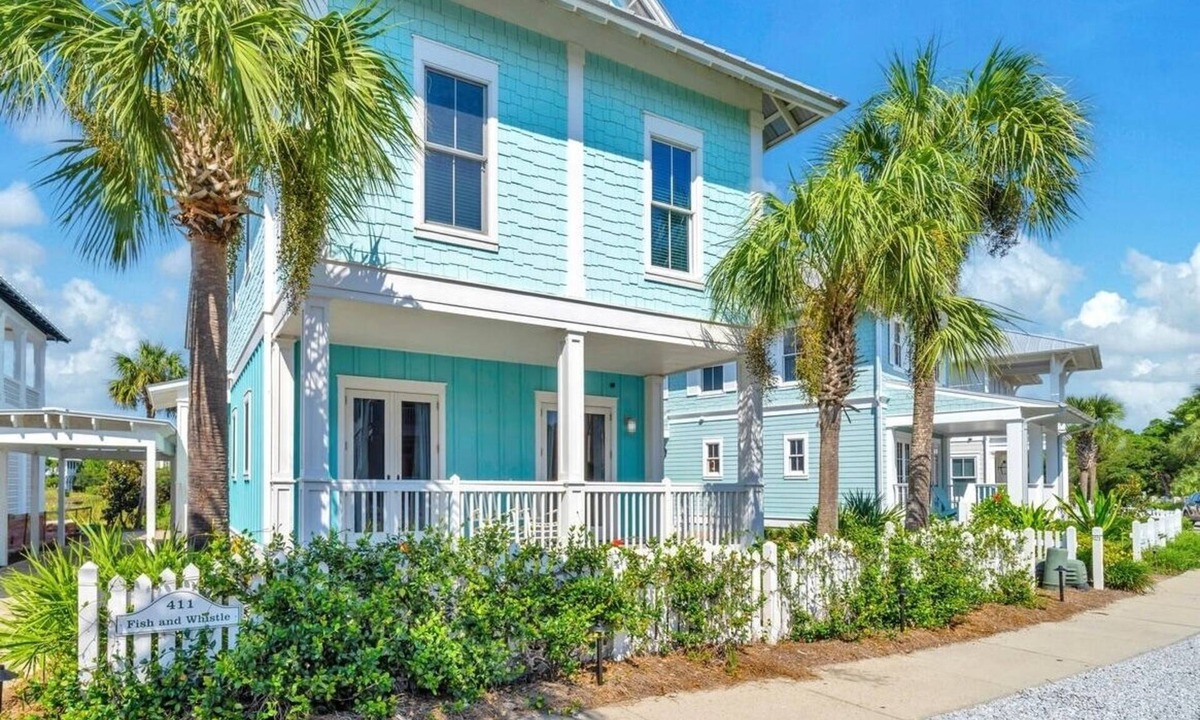 Sunnyside House | Fish & Whistle: Family Beach Retreat on Lake Carillon, w/Interior Updates