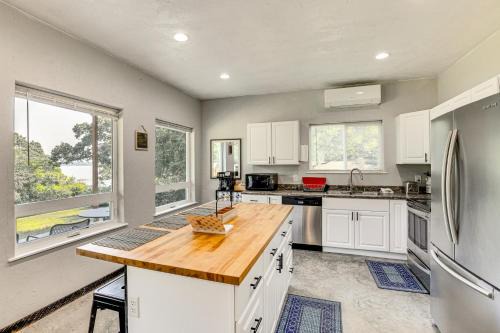 Berryville House | Frankston Vacation Rental: Walk to Lake Palestine!