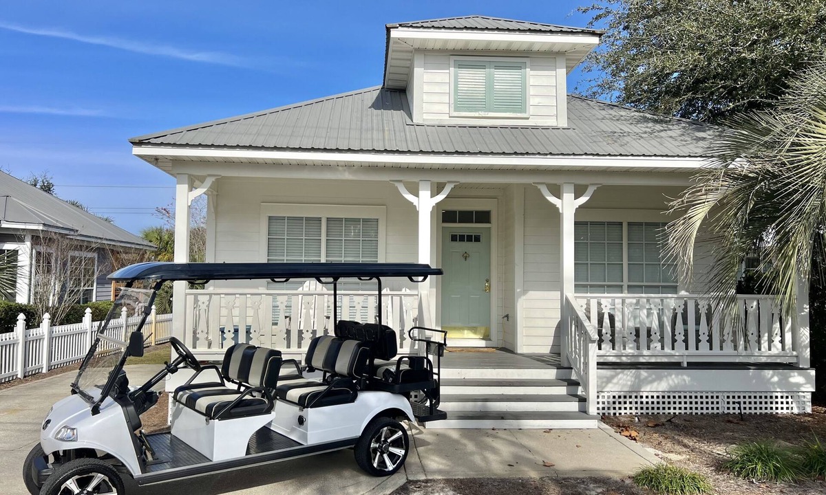 Crystal Beach House | FREE GOLF CART. private HEATED pool option. Walk to the beach.Sleeps 10!