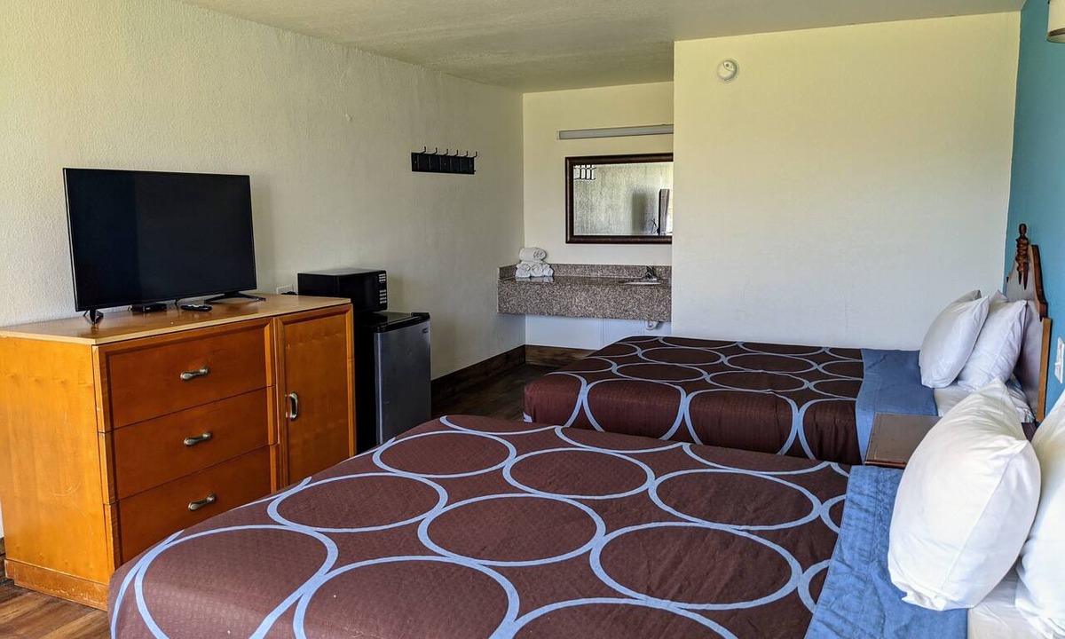 Pine Forest Hotel | Garden Inn & Suites