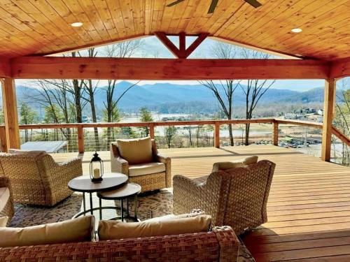 Hiawassee House | Glamp House Lake and Mountain Views Hot Tub by Hiawassee Glamping