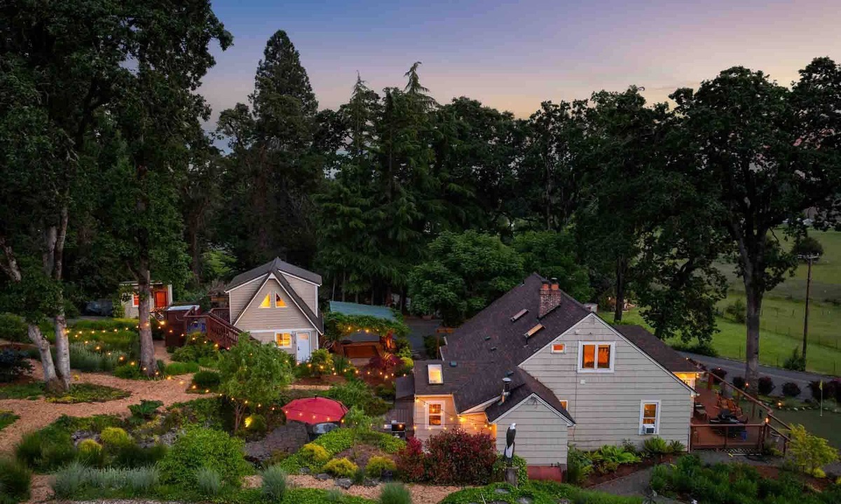 Far West House | Go BeyOnd Ordinary & Escape to this Magnificent Wine Country Retreat, Golf, Hot Tub, Close to PDX