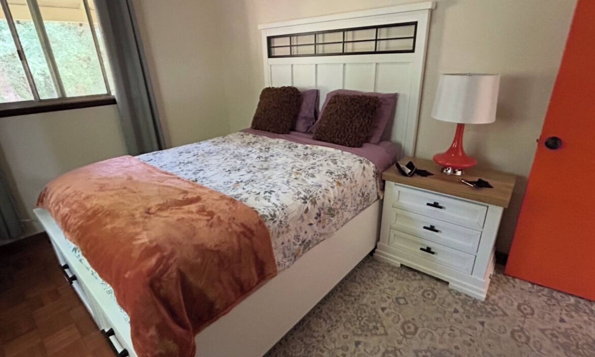Ukiah House | Gorgeous heal side 3-bedroom house with jacuzzi , family and pet friendly .