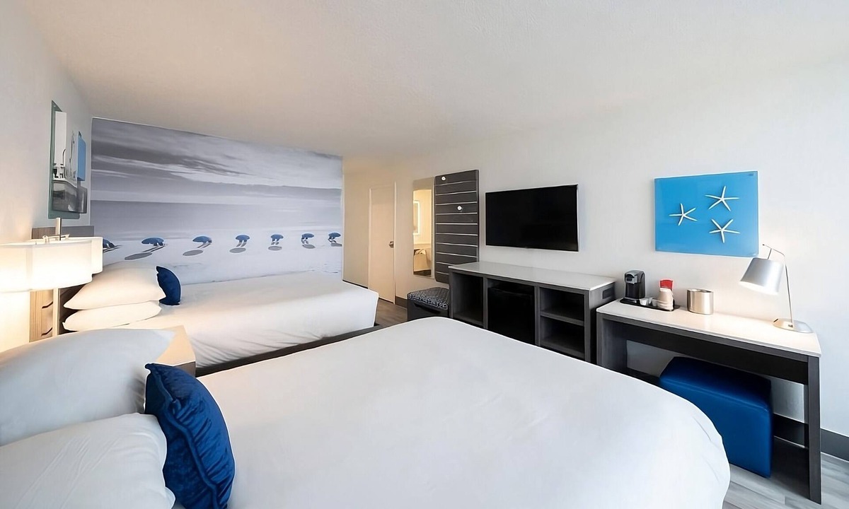 Fort Walton Beach Hotel | Gulf Breeze Escape with Pools Near Dining and Pier | 2 Units