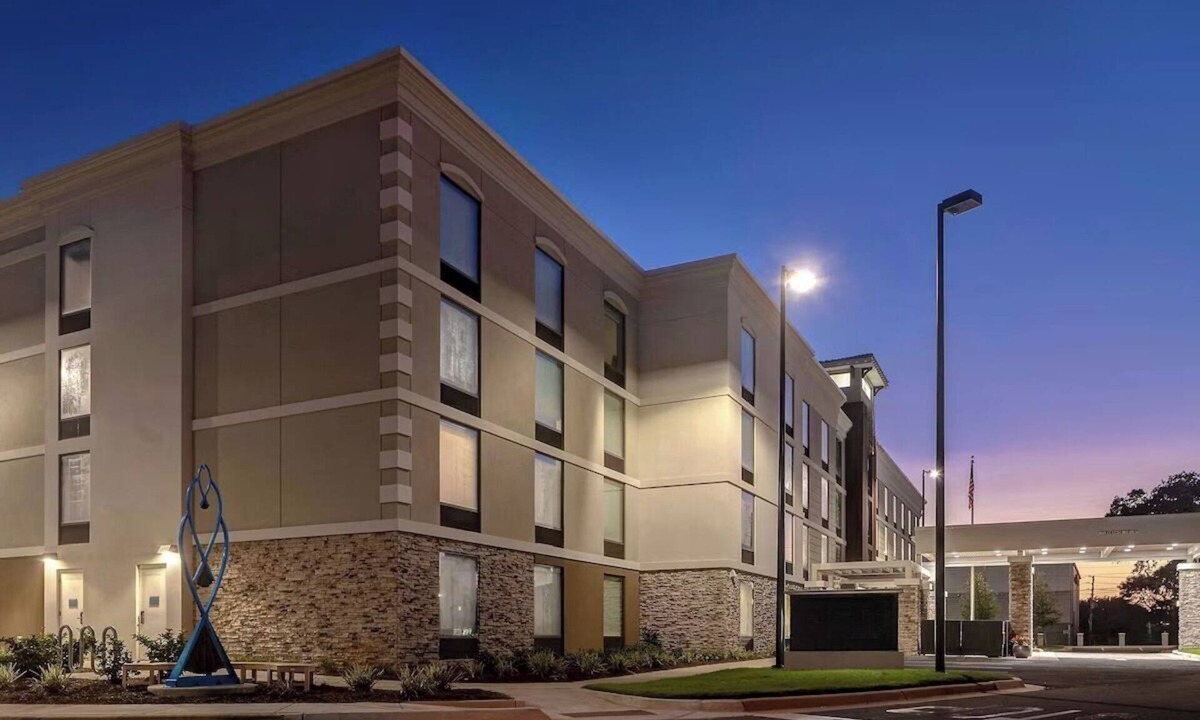 Pensacola Hotel | Gulf Breeze King Studio w/Breakfast & Pool