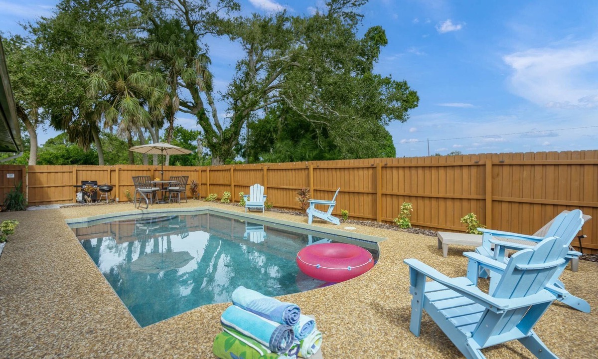 Gulf Gate Woods House | Gulf Gate Poolside Retreat | Heated Pool | Space for the entire Family + Dog | Short drive to Siesta