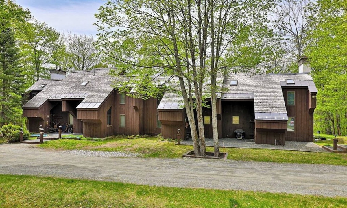 Plymouth Condo | Hawk Mountain retreat near Okemo with wifi, washer/dryer & deck