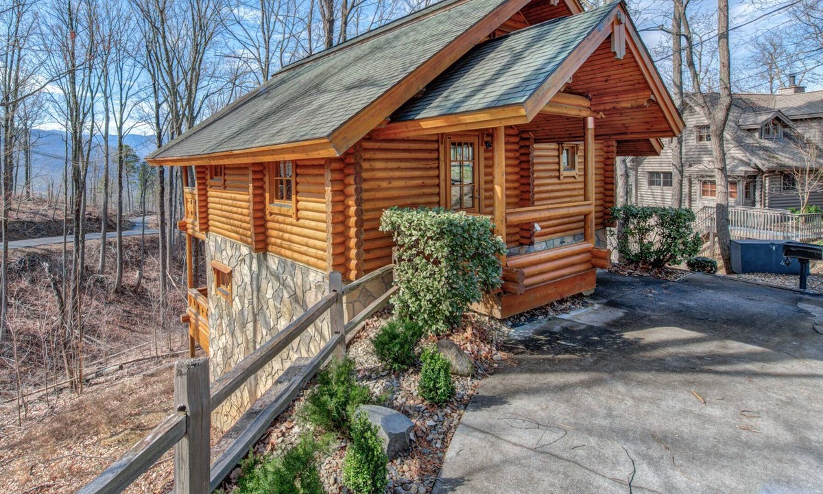 Gatlinburg Cabin | Hibernation Station, 2 BR, Pool Access, Hot Tub, Fireplace, Sleeps 4