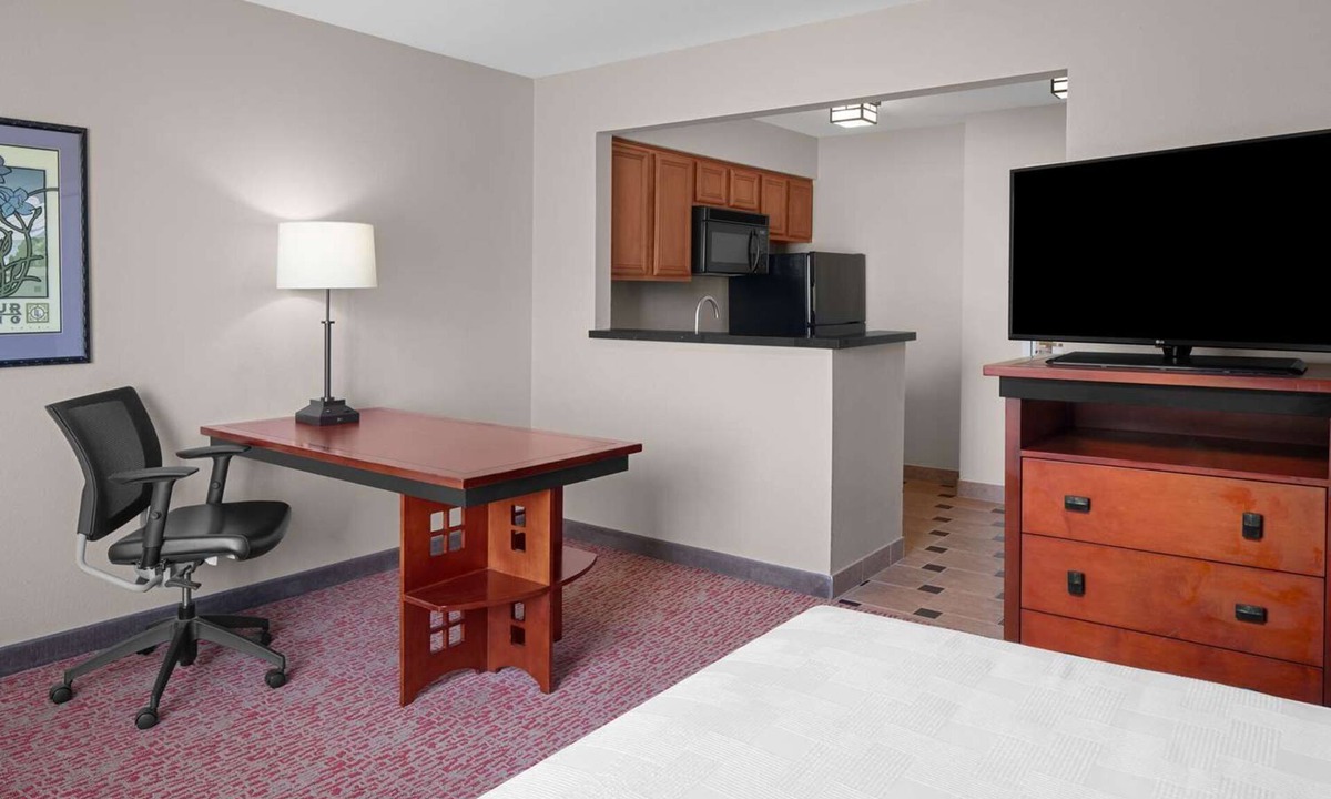 East Roseville Parkway Hotel | Home-Away-From-Home: Perfect Suite for Family Vacations!