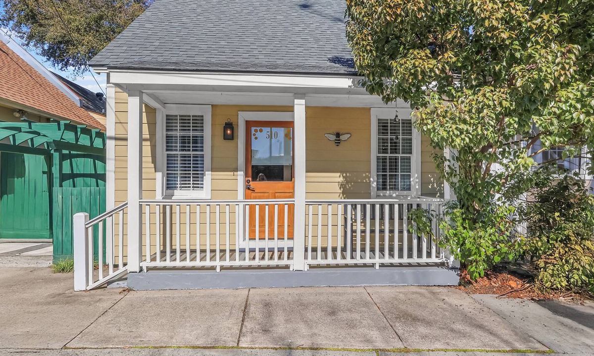 Beach Institute Cottage | Honey Bee Cottage - Walk to Forsyth Park - Private Patio - Pet-Friendly