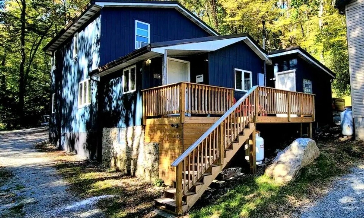 Jefferson Township Cabin | Hot tub, bonfire area, picnic area & indoor soaking tub, foosball and more!