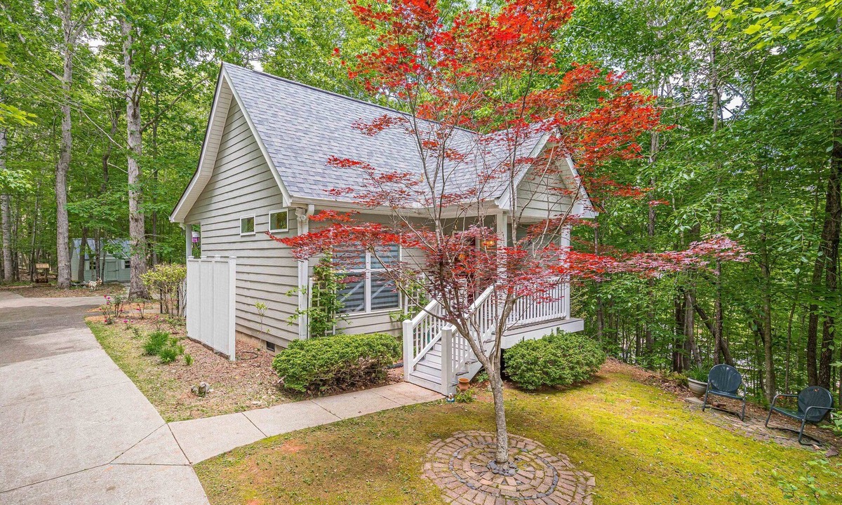 Dahlonega Cottage | Hot Tub Forest Wineries Grill ROKU WiFi HDTV Queen Comfy Gem