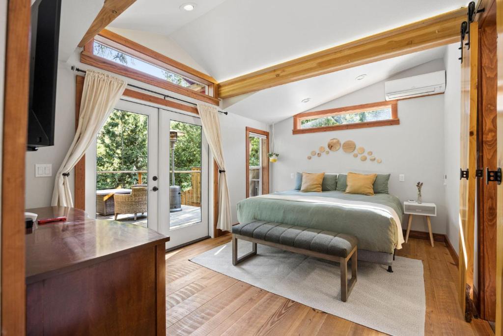 Marmot House | Howard's Hideaway Riverfront Pet Friendly Cabin