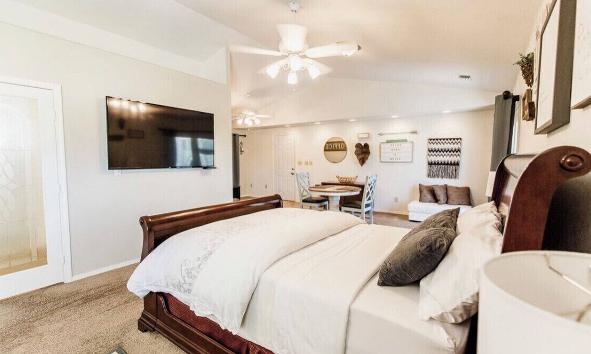 Fresno Apartment | Huge Private Guest suite w/jet tub in great neighborhood near attractions