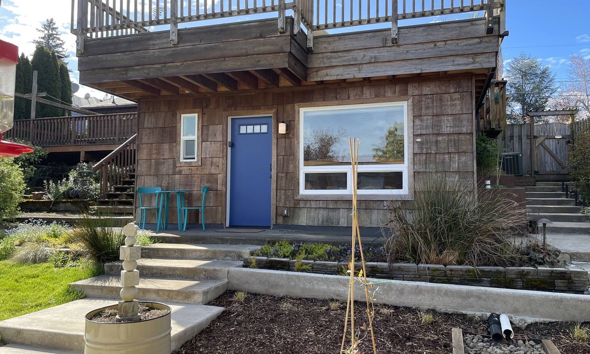 Multnomah Village Cottage | Hummingbird Cottage - Cozy 1 Bedroom Cottage in Portland