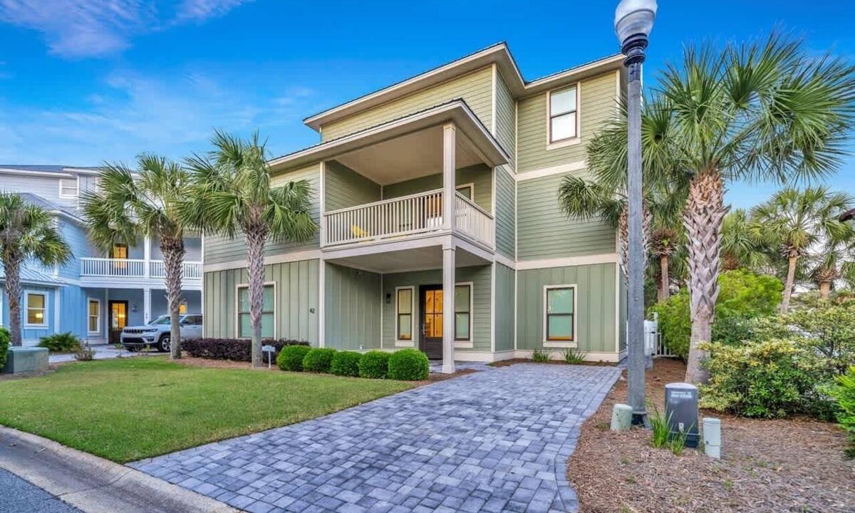 Emerald Waters Village House | Iorana II |3 night Specials in August! | 2 PM Check In! | Game Room | Private Pool | Sleeps 21, Huge Private Master Suite! | Gated Community with Amenities