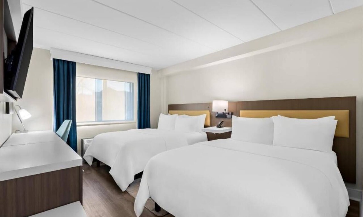 Tinton Falls Hotel | Jersey Shore 2 Queen Room w/Pool & Gym