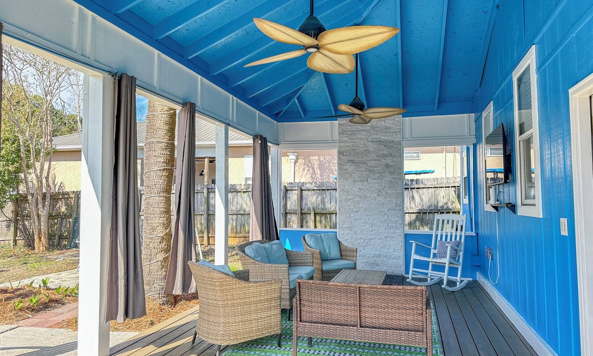Laguna Beach House | L👀K! 🌴"Kissing Palms"🌴Cottage - 1.5 Blocks from Gulf! 🐾 Pet-Friendly Fenced Yard