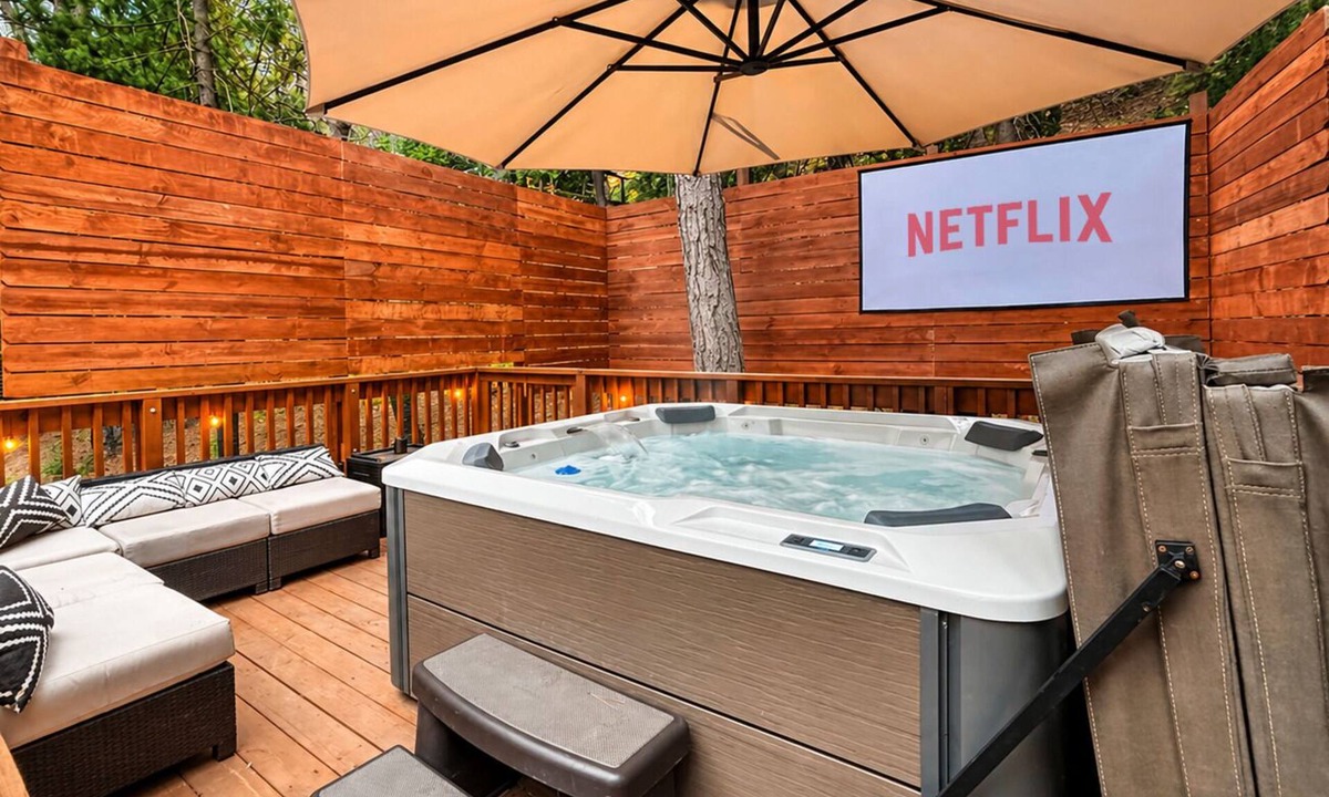 Blue Jay Cabin | Lake Arrowhead Cabin Hot Tub Outdoor Movies