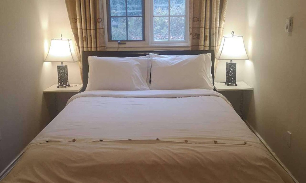 Adjala-Tosorontio Villa | Lakeside Private suite (Queen bed room)