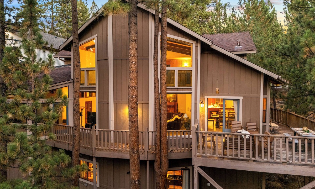 Boulder Bay Cabin | Lakeview Cabin w/Game Room & Deck Near Ski Slopes | Sleeps 16 | Waterview