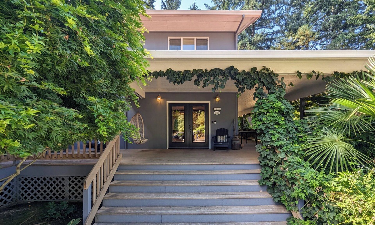 Yamhill County House | LARC Ranch ~ Serene Vineyard Escape