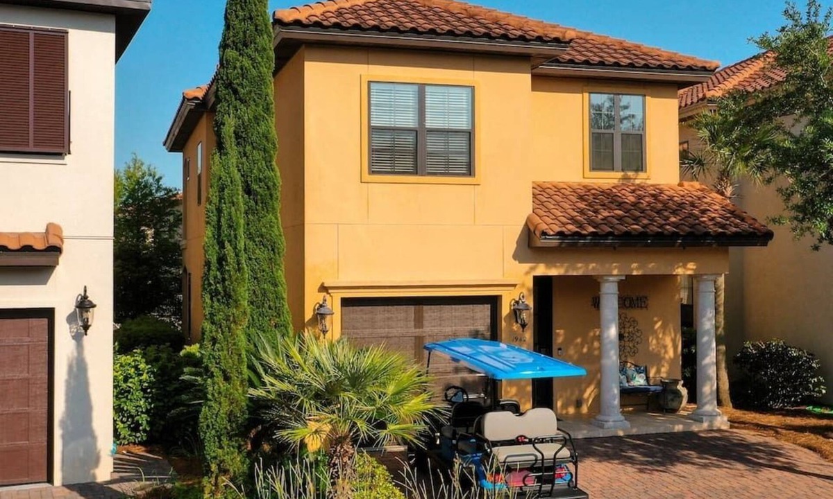 Villa Lago House | Large 4 bedroom with bunk room and 2 golf carts!