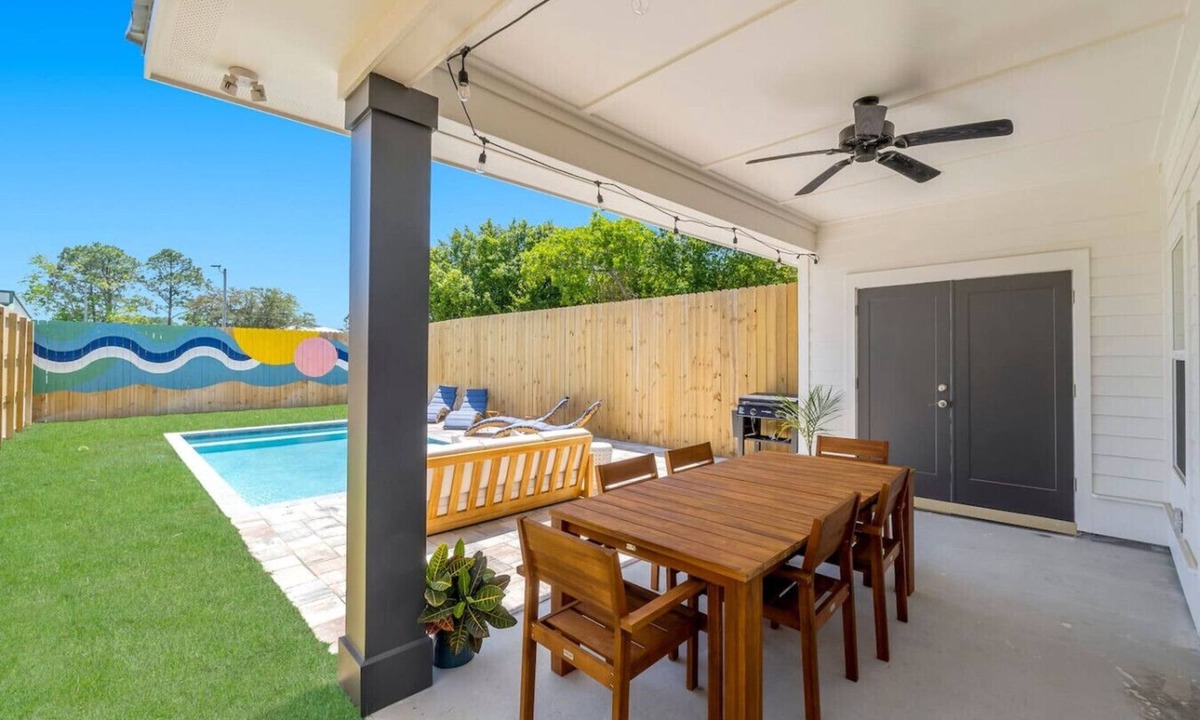 Laguna Beach House | Large Home~Short Walk to Beach+Saltwater Pool l Sleeps 24