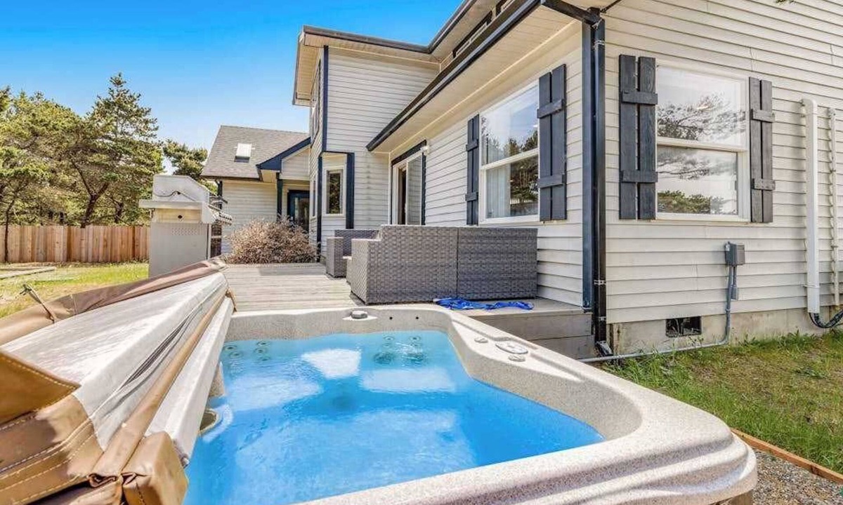 Bayshore House | Luxurious home with 3 suites, 3 fireplaces, game room & hot tub - walk to beach