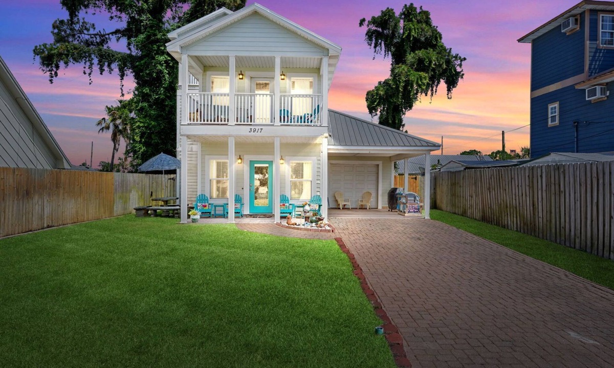Holiday Beach House | Luxury Family Beach Retreat - 3 Stories, Steps to the beach. Sleeps 10